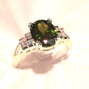 Oval peridot in silver .925